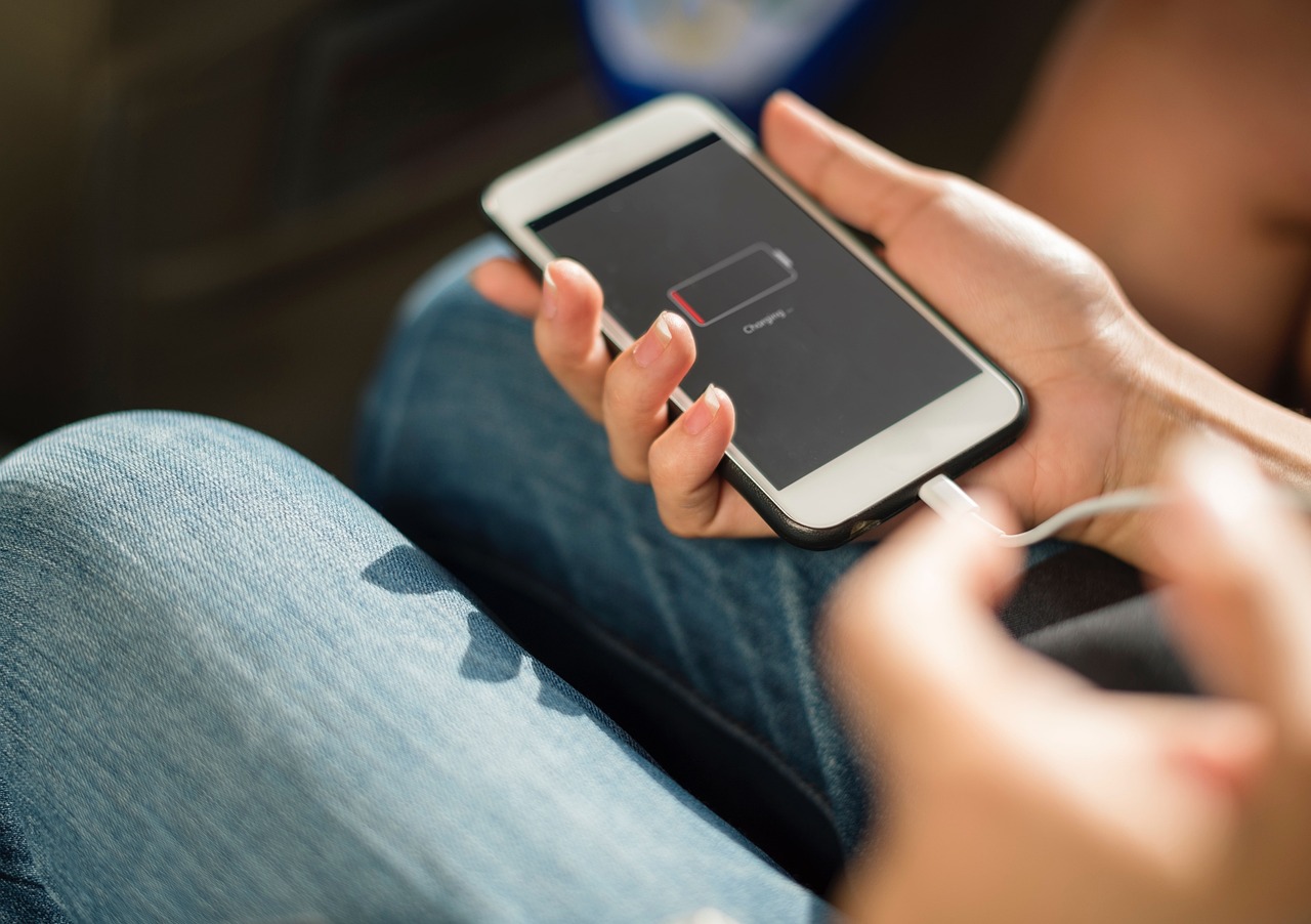 entdecken sie, wie sie die akkulaufzeit ihres smartphones verlängern können. praktische tipps, vergleiche und empfehlungen für eine längere nutzung ohne ständiges aufladen.